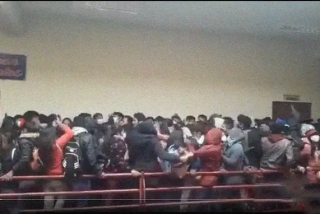 El instante en que siete estudiantes caen mortalmente desde un cuarto piso en Bolivia