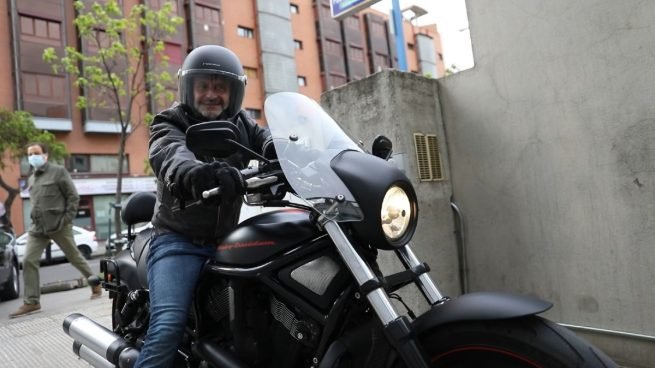 Edmundo Bal desata una lluvia de &lsquo;memes&rsquo; por su motera llegada al debate de Telemadrid