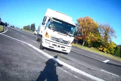 El terror&iacute;fico instante en que el cami&oacute;n gira y embiste a la ciclista