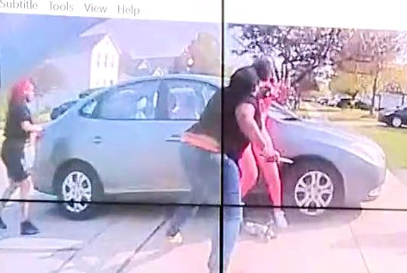 La c&aacute;mara corporal capta el instante en que un polic&iacute;a mata a balazos a chica negra que intentaba apu&ntilde;alar a otra