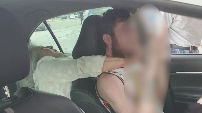 Una desquiciada pasajera intenta estrangular y morder a un conductor de Uber