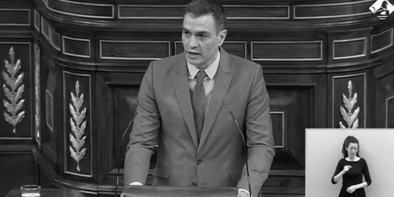 Bienvenidos a 1931: Sánchez reivindica la II República y la bancada de la izquierda estalla en aplausos