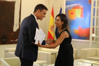 Ana Pastor acosa a la prensa &lsquo;enemiga&rsquo; de S&aacute;nchez pero le cuelan graves bulos sobre vacunas en Facebook