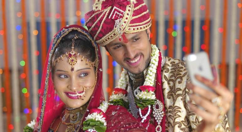 La novia muere en plena boda, la sustituye su hermana en la ceremonia y se casa con el novio