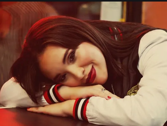 Una joven periodista muere por COVID un mes despu&eacute;s de celebrar la vacunaci&oacute;n de sus abuelos