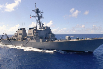 Un destructor norteamericano reta a China al navegar en las disputadas islas Paracel