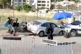 El momento en que un palestino embiste con su coche contra un puesto de Polic&iacute;a en Jerusal&eacute;n y es abatido a tiros