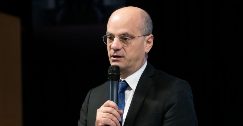 Francia se deja de tonter&iacute;as y proh&iacute;be oficialmente el lenguaje inclusivo en las escuelas