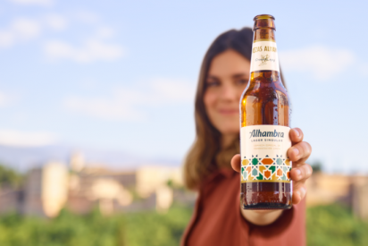 Elvira Sastre y Juan Ram&oacute;n Jim&eacute;nez, unidos en la campa&ntilde;a de Alhambra Lager Singular