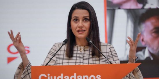 Arrimadas se cae del caballo sanchista: "Si Casado presenta una moci&oacute;n de censura, la apoyar&eacute;"