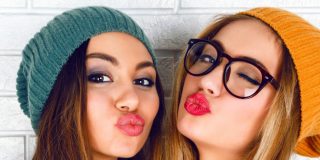 Chiste: el de las dos amigas, las medias y el chiste