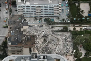 Momento exacto del derrumbe de la "Champlain Towers de Miami"