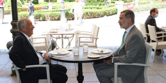 Felipe VI se mofa de los abucheos a Pedro S&aacute;nchez y almuerza en una terraza de Plaza de Oriente de Madrid