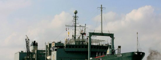 Ir&aacute;n: se incendia y hunde el barco m&aacute;s grande de la Armada de los ayatol&aacute;s