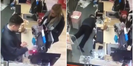 El momento en que el cajero con resaca finge desmayarse ante una clienta, para irse a casa 'por enfermedad'