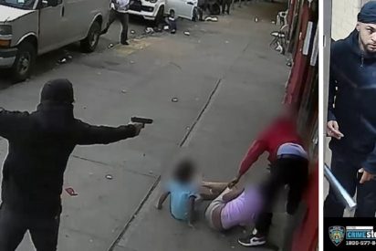El pistolero del Bronx: la v&iacute;ctima se esconde entre dos ni&ntilde;os y &eacute;l lo tirotea sin piedad