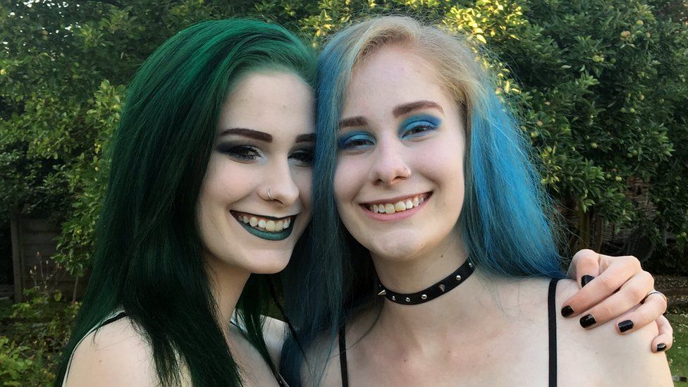 Sam y Chris, las hermanas gemelas 'que lo ten&iacute;an todo' y acabaron suicid&aacute;ndose