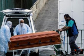 Esc&aacute;ndalo en Per&uacute;: las muertes reales por COVID son el triple de las anunciadas por el Gobierno