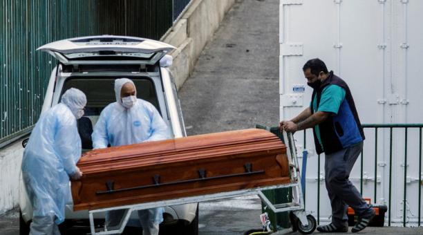 Esc&aacute;ndalo en Per&uacute;: las muertes reales por COVID son el triple de las anunciadas por el Gobierno