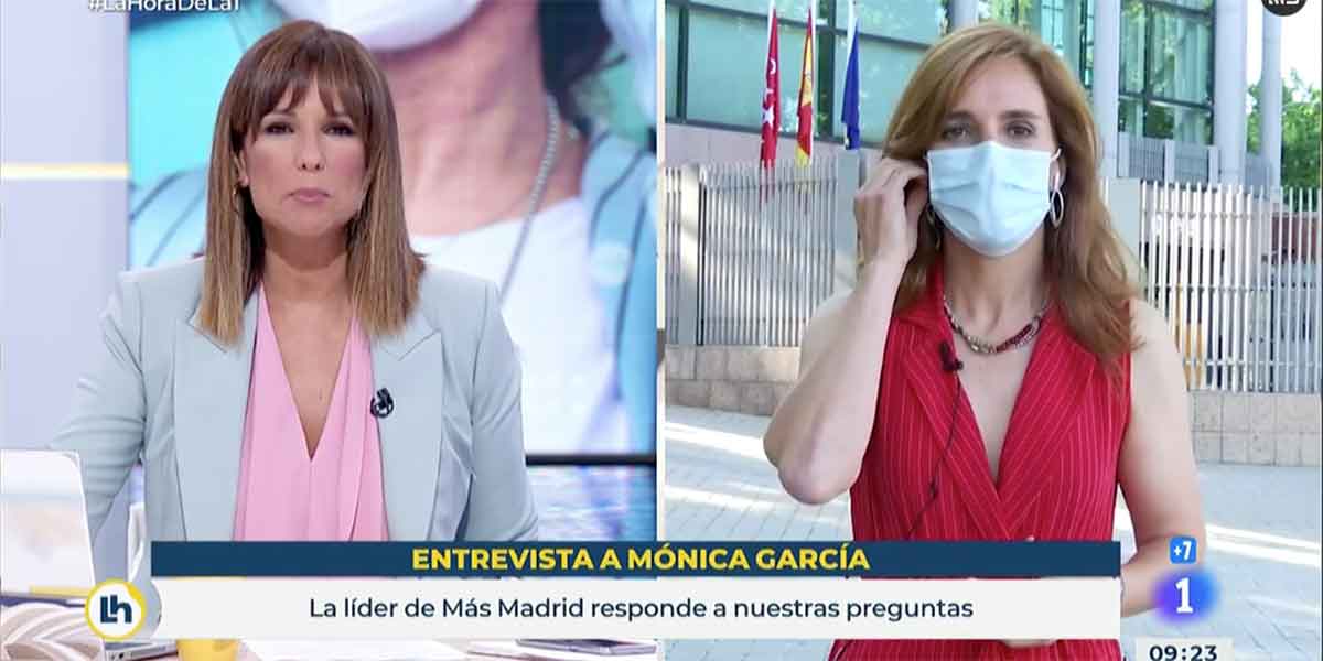 As&iacute; tapa TVE el asunto Errej&oacute;n: M&oacute;nica L&oacute;pez 'entrevista' a su compa&ntilde;era M&oacute;nica Garc&iacute;a y ni le saca el tema