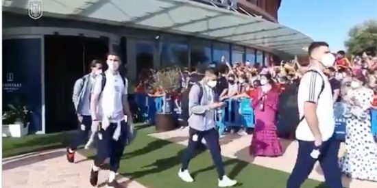 Clamor contra la Selecci&oacute;n: Espa&ntilde;a no solo no gana si no que sus futbolistas ni se dignan a saludar a la afici&oacute;n