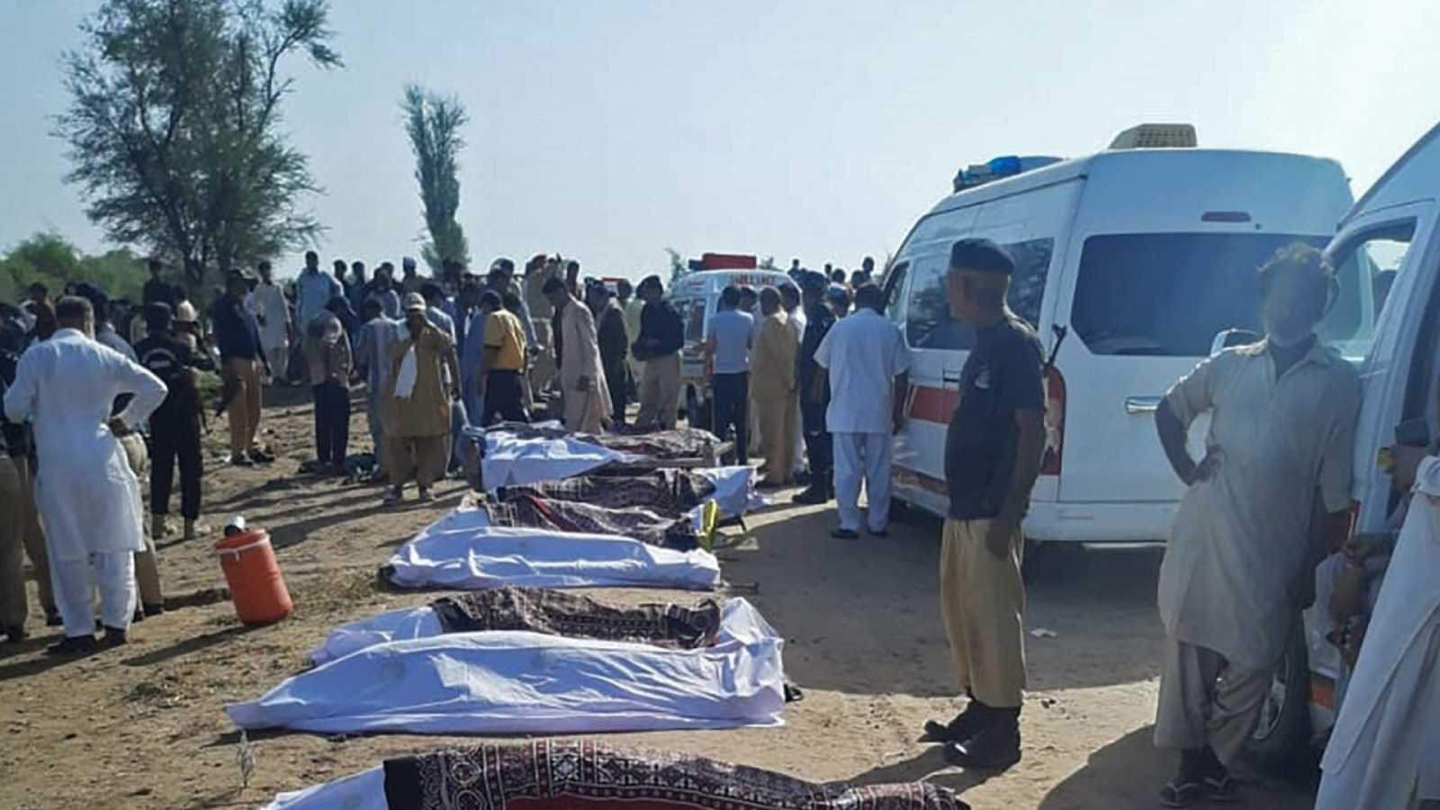 Cat&aacute;strofe ferroviaria en Pakist&aacute;n: Un brutal choque de dos trenes de alta velocidad deja, al menos, 38 fallecidos