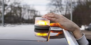 La Guardia Civil confirma que todos los veh&iacute;culos deber&aacute;n llevar la baliza V16 a partir del 1 de enero de 2026