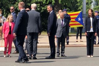 Nueva burla independentista a S&aacute;nchez: le &lsquo;cuelan&rsquo; una estelada en un acto oficial en Letonia
