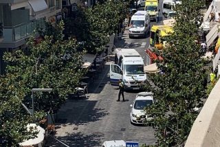 Un coche arrolla la terraza de un bar en Marbella y deja 11 heridos