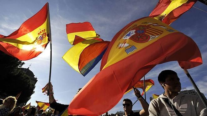 &iexcl;Con esto no abrir&aacute;n ni TVE ni laSexta!: Agreden al grito de "facha" a un motorista en Gij&oacute;n por llevar la bandera de Espa&ntilde;a