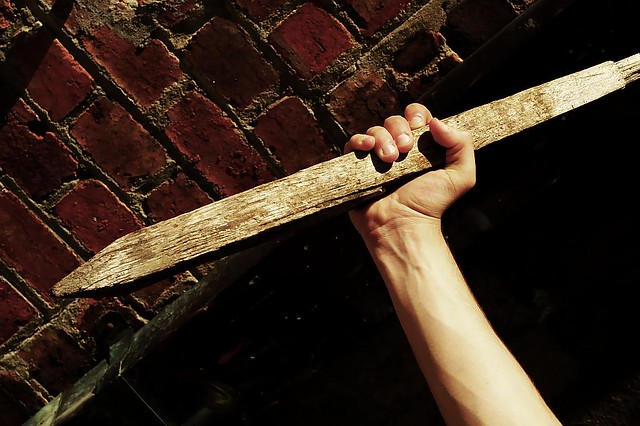 Como si fuera un vampiro: Apu&ntilde;alan con una estaca de madera a un hombre en pleno Born de Barcelona