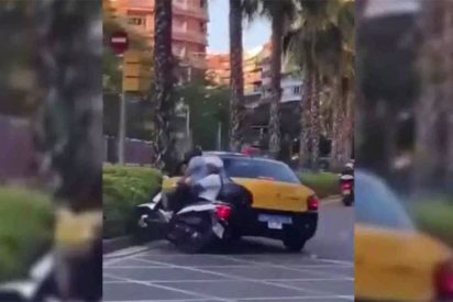 Brutal: Un taxista embiste intencionalmente a un motorista con un ni&ntilde;o en Barcelona y se da a la fuga