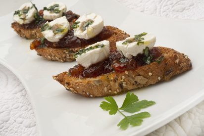 Karlos Arguiñano prepara 2 recetas con quesos TGT para este verano