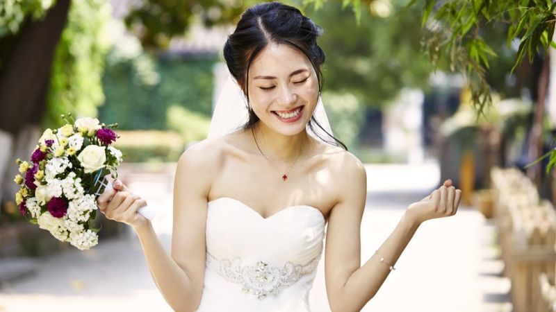 Un pardillo chino consigue novia en l&iacute;nea, que le manda a 'su t&iacute;a' y lo estafa durante 3 a&ntilde;os