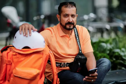 As&iacute; es la vida de Sayed Sadaat, el ministro afgano que ahora es repartidor de comida en Alemania