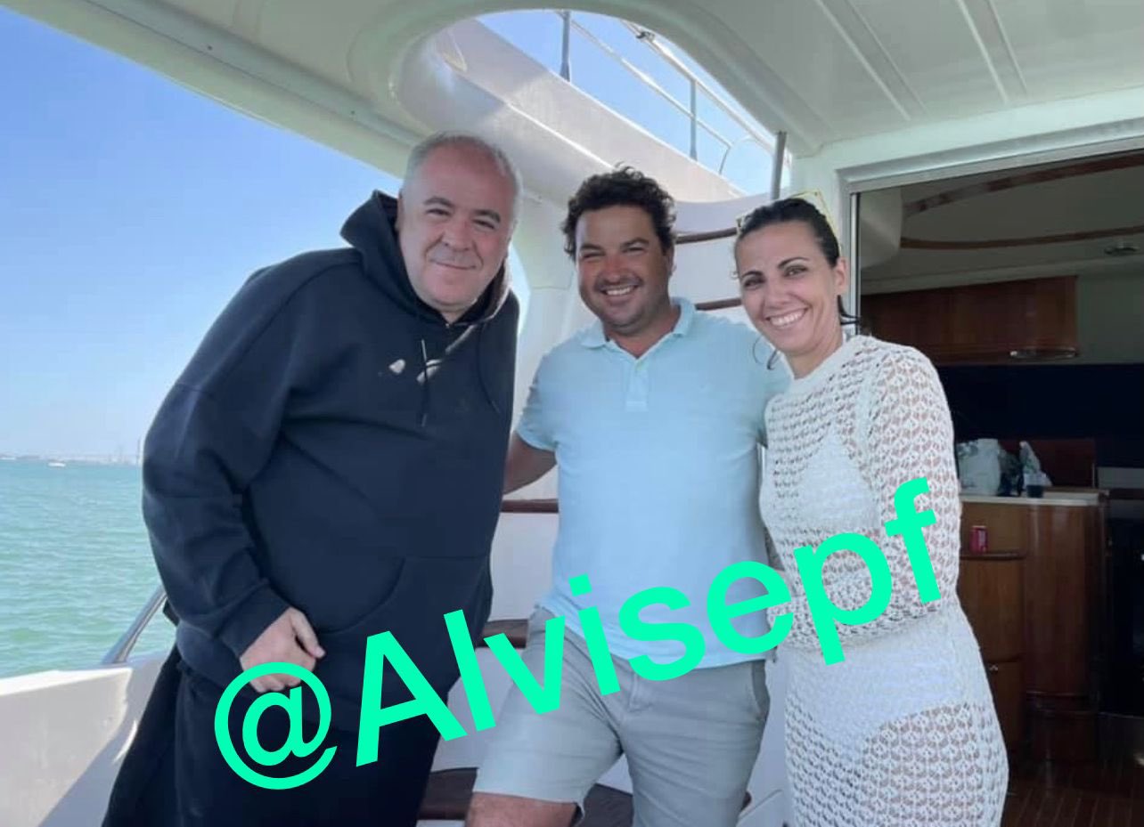 Sospechoso: las lujosas vacaciones en un yate 'del PSOE' de Garc&iacute;a Ferreras y Ana Pastor
