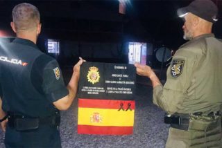 #Los17deKabul: Los policías españoles salvan la bandera que honraba a los dos agentes asesinados en 2015
