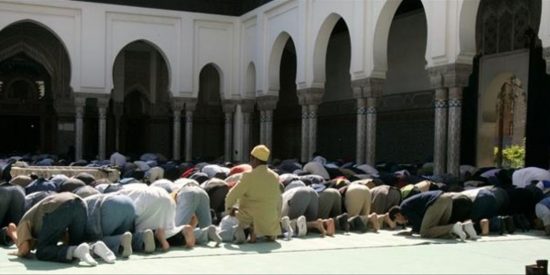 El v&iacute;deo que agita a Francia: Interrumpen el rezo de musulmanes en plena calle cantando &lsquo;La Marsellesa&rsquo;