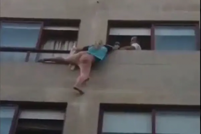 Una mujer se cuelga de la ventana de un cuarto piso para escapar de la agresi&oacute;n de su pareja en Pontevedra
