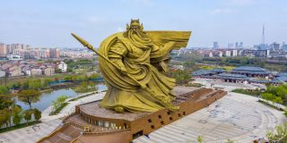 China: gastan 24 millones de d&oacute;lares en desplazar esta gigantesca y espantosa estatua