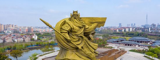 China: gastan 24 millones de d&oacute;lares en desplazar esta gigantesca y espantosa estatua