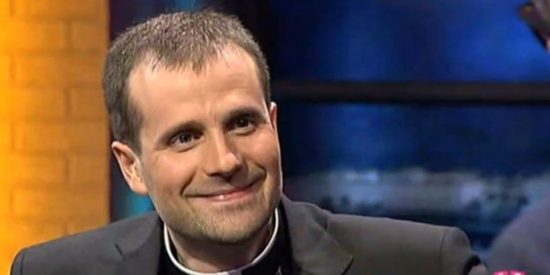 El independentista obispo de Solsona renuncia al cargo enamorado de una mujer que lo maneja como quiere
