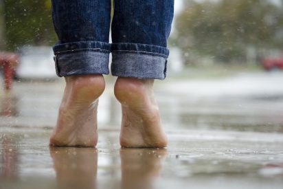Cuatro beneficios para la salud de salir a caminar bajo la lluvia