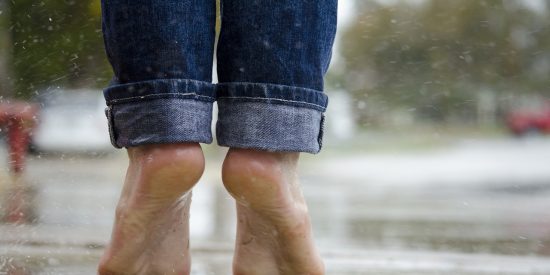 Cuatro beneficios para la salud de salir a caminar bajo la lluvia