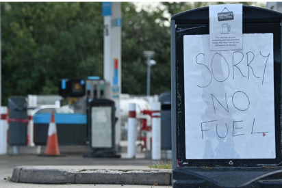 Escasez de gasolina en Reino Unido: largas filas de coches, peleas en gasolineras y precios por las nubes