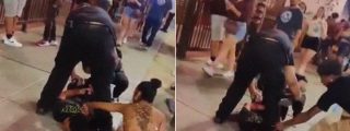 Testigos de un arresto tratan de robarle la cadena de oro a un hombre que yace inmovilizado por polic&iacute;as