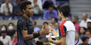 Un pinchazo en el aductor pone fin al sue&ntilde;o de Carlos Alcaraz en el US Open