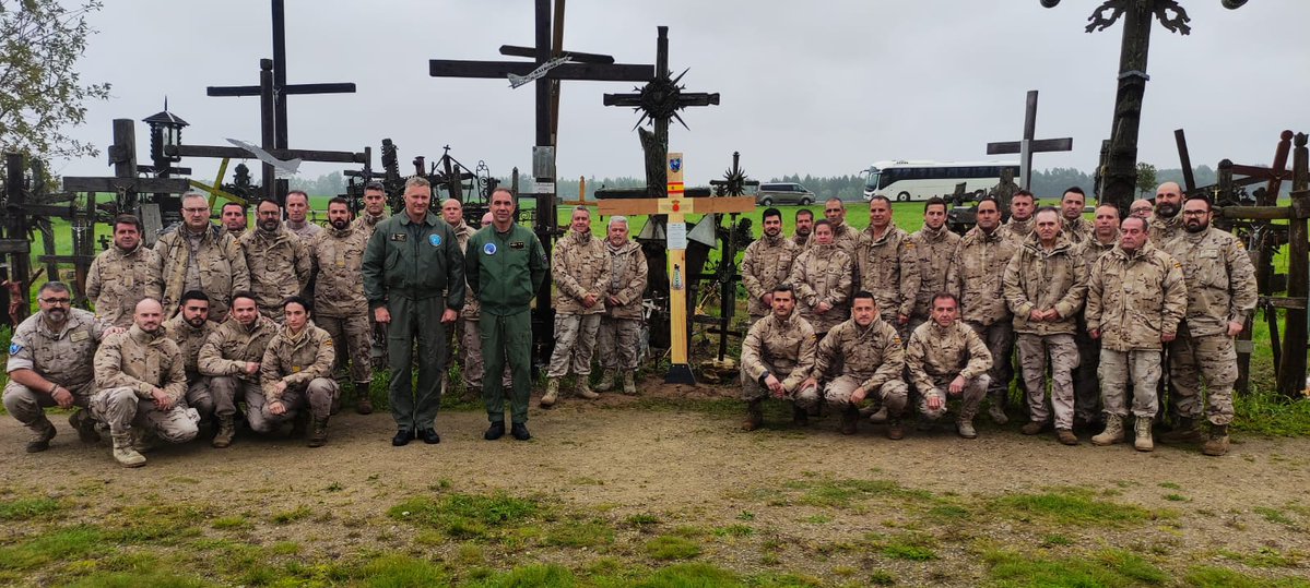 El Ej&eacute;rcito desaf&iacute;a a Pedro S&aacute;nchez y a Podemos: coloca una cruz cristiana contra el comunismo