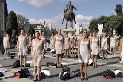 Azafatas italianas de la extinta 'Alitalia' se desnudan en protesta por su negro futuro laboral