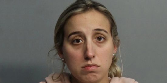 Arrestan a esta profesora de teatro por 'fumigarse' a un estudiante de 14 a&ntilde;os en m&uacute;ltiples ocasiones